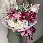 Букет Мелони из цимбидиума, роз и эустомы