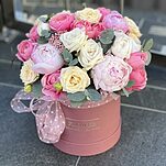 Коробка Симфония любви из пионов, кустовых роз, озотамнуса и эвкалипта