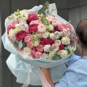 Букет Келли Макси из пионовидных кустовых роз, маттиолы, эустомы и оксипеталума