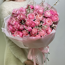 Букет Кэмирон из 25 веток кустовой пионовидной розы сильвия пинк и генисты