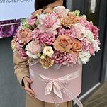 Коробка Счастливое время из роз сорта сильвия пинк, капучино, диантуса, эустомы и альстромерии