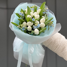 Букет Калейдоскоп Весны S из белых тюльпанов и оксипеталума