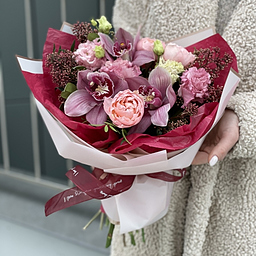 Букет Милан из цимбидиума, скиммии, розы и эустомы