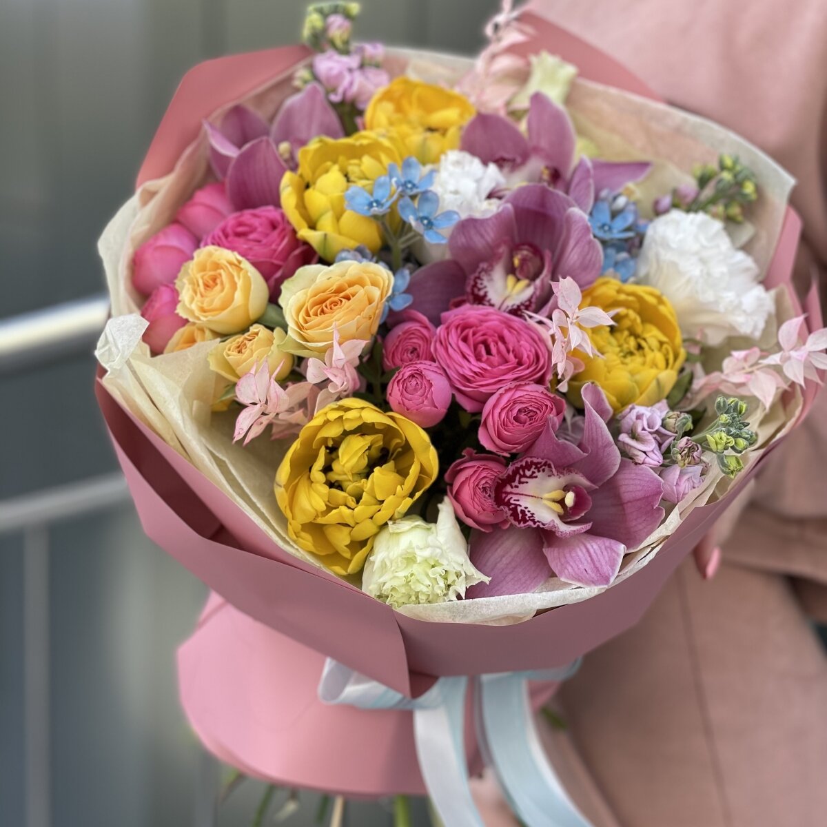 Букет Тутти Фрутти из тюльпанов, цимбидиума, оксипиталума, роз и маттиолы