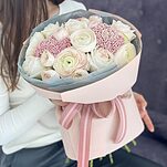 Букет Нежный образ из ранункулюсов, озотамнуса и роз