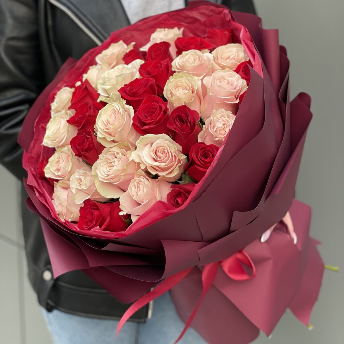 Букет Эстер из красных и розовых роз
