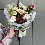 Букет Оливия из маттиолы, скиммии, тюльпанов и роз