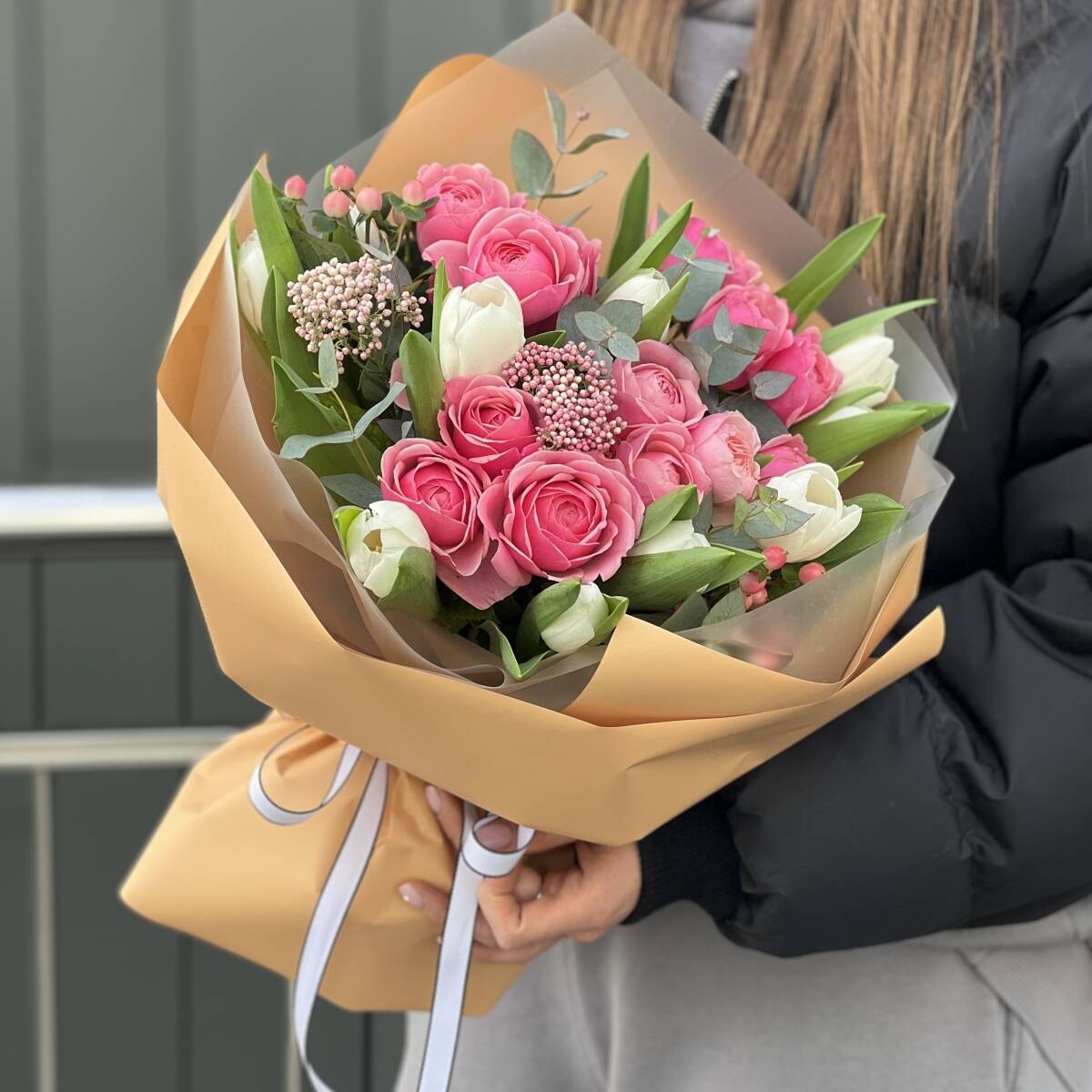 Букет С Любовью Макси из тюльпанов, озотамнуса, гиперикума и пионовидных роз