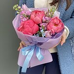 Букет Бурлеск из пионов, маттиолы, оксипеталума и тюльпанов