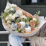 Букет Песни Моря из пионов, оксипеталума, маттиол, трахелиума и роз сорта капучино