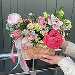 Корзина Лучистый день из пионов, оксипеталума, вибурнума, роз и цимбидиума