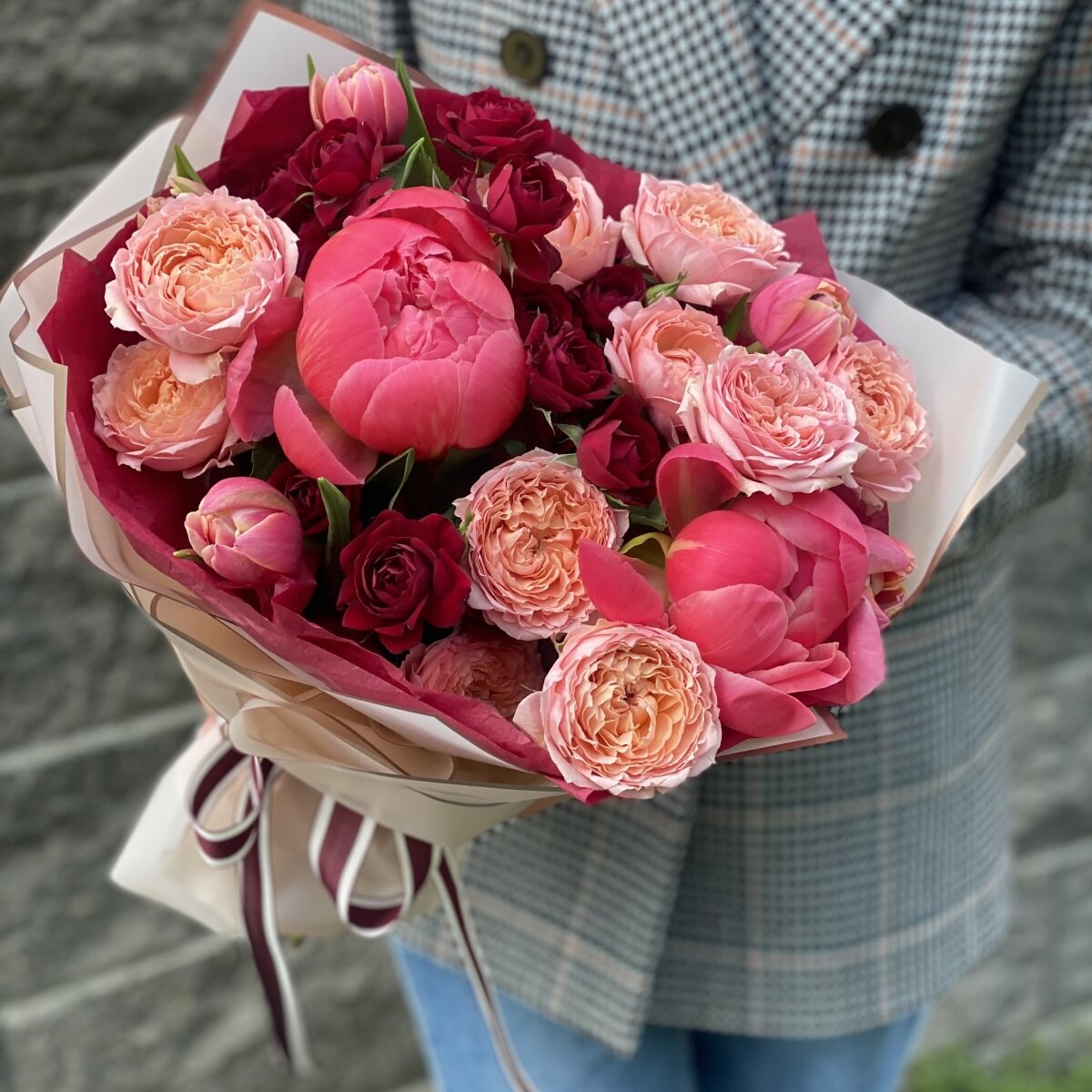 Букет Рубин из тюльпанов, пионов и пионовидных кустовых роз