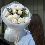 Букет Ice Cream из 11 белых пионов и эвкалипта