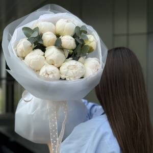 Букет Ice Cream из 11 белых пионов и эвкалипта