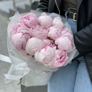 Букет Лиора из 13 пионов