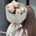 Букет Женственный из 5 роз и эвкалипта