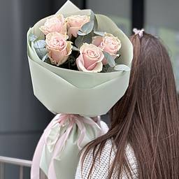 Букет Женственный из 5 роз и эвкалипта