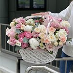 Корзина Сладкий сон из пионов, кустовых роз, эустомы и диантуса