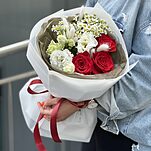 Букет Жаннет из роз, танацетума, эустомы и лагуруса