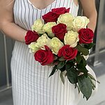 Букет Влюбленный взгляд из 15 красных и белых роз