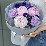 Букет Зефирка из пионов, ирисов и диантуса
