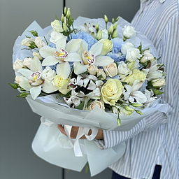 Букет Лайт из гортензии, альстромерии, роз, цимбидиума и эустомы