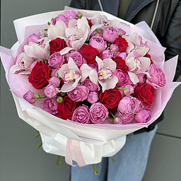 Букет Валеджио из цимбидиума, кустовых и одноголовых роз