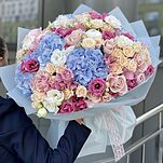 Букет Цветочный мир из гортензий, альстромерии и роз