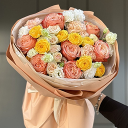 Букет Элегантный Стандарт из роз кахала, кустовых роз и диантуса