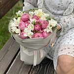 Букет Армани из кустовых пионовидных роз сильвия пинк и фрезии