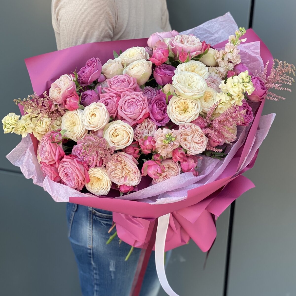 Букет Цветочный колорит из маттиолы, астильбы и кустовых пионовидных роз