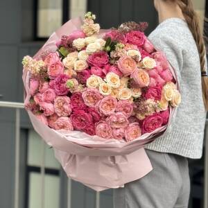 Букет Цветочный колорит из кустовых пионовидных роз, маттиолы и скиммии