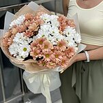 Букет Дуэт из 11 веток белой и персиковой хризантемы салмон