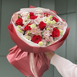 Букет Объятия чувств из роз, альстромерии и эустомы