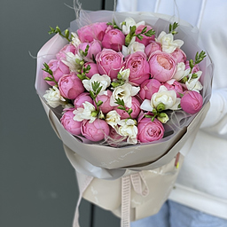 Букет Армани Макси из кустовых пионовидных роз сильвия пинк и фрезии