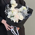 Букет Грильяж из роз сорта охара, диантуса, эустомы и стабилизированного рускуса