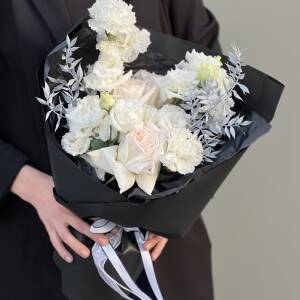 Букет Грильяж из роз сорта охара, диантуса, эустомы и стабилизированного рускуса