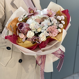 Букет Бакарат из гортензии, протеи, тюльпанов, диантуса, хризантемы вип и роз