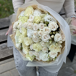 Букет Беллини из роз и эустомы