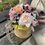 Коробка Теплые чувства из роз, скиммии, диантуса, хризантемы вип и тюльпана