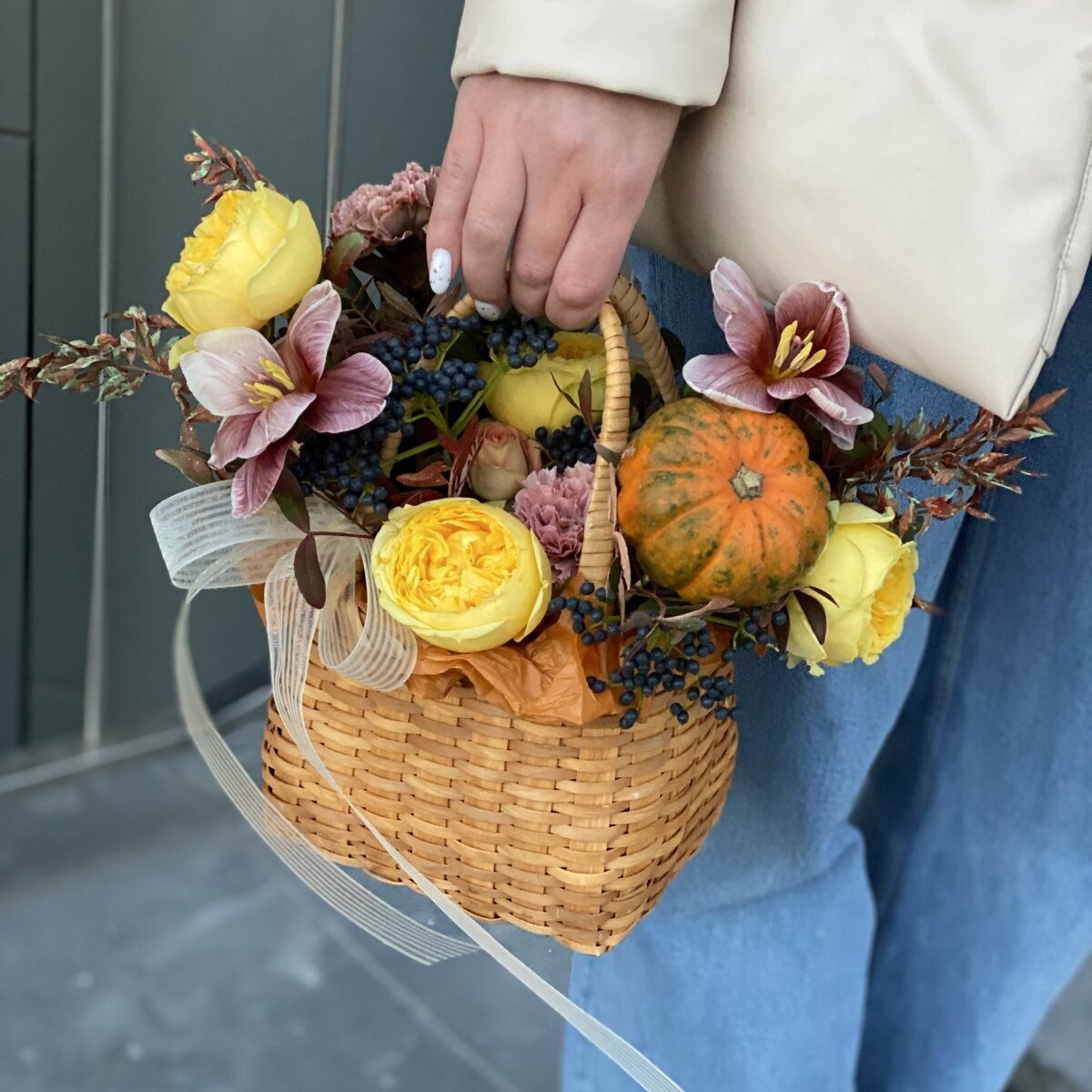 Корзинка Праздник Осени из тюльпанов, вибурнума, роз, диантуса и тыквы