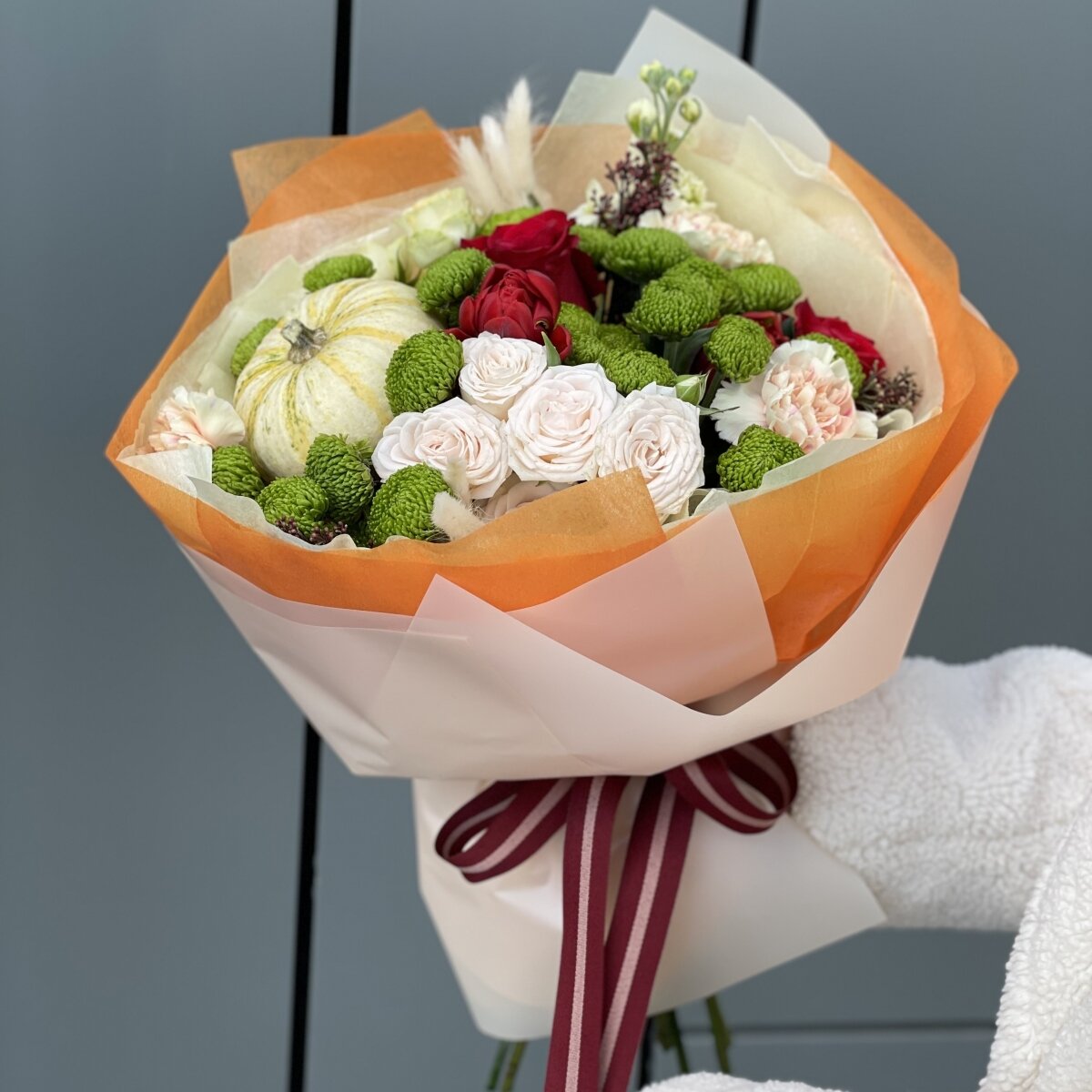 Букет Тыквенный Шейк из маттиолы, роз, диантуса, роз, тюльпанов, филин грина и тыквы