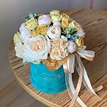 Коробка Медина из кустовых пионовидных роз, оксипеталума и диантуса