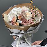 Букет Осенняя нежность из гортензии, диантуса, ранункулюса, маттиолы, илекса и озотамнуса