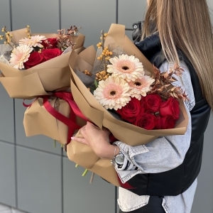 Букет Антураж Стандарт из роз, гербер, рускуса и илекса