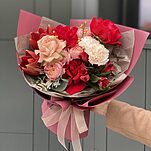 Букет Тайна Красоты из амариллиса, роз сорта фридом и капучино, илекса, альстромерии и гвоздики