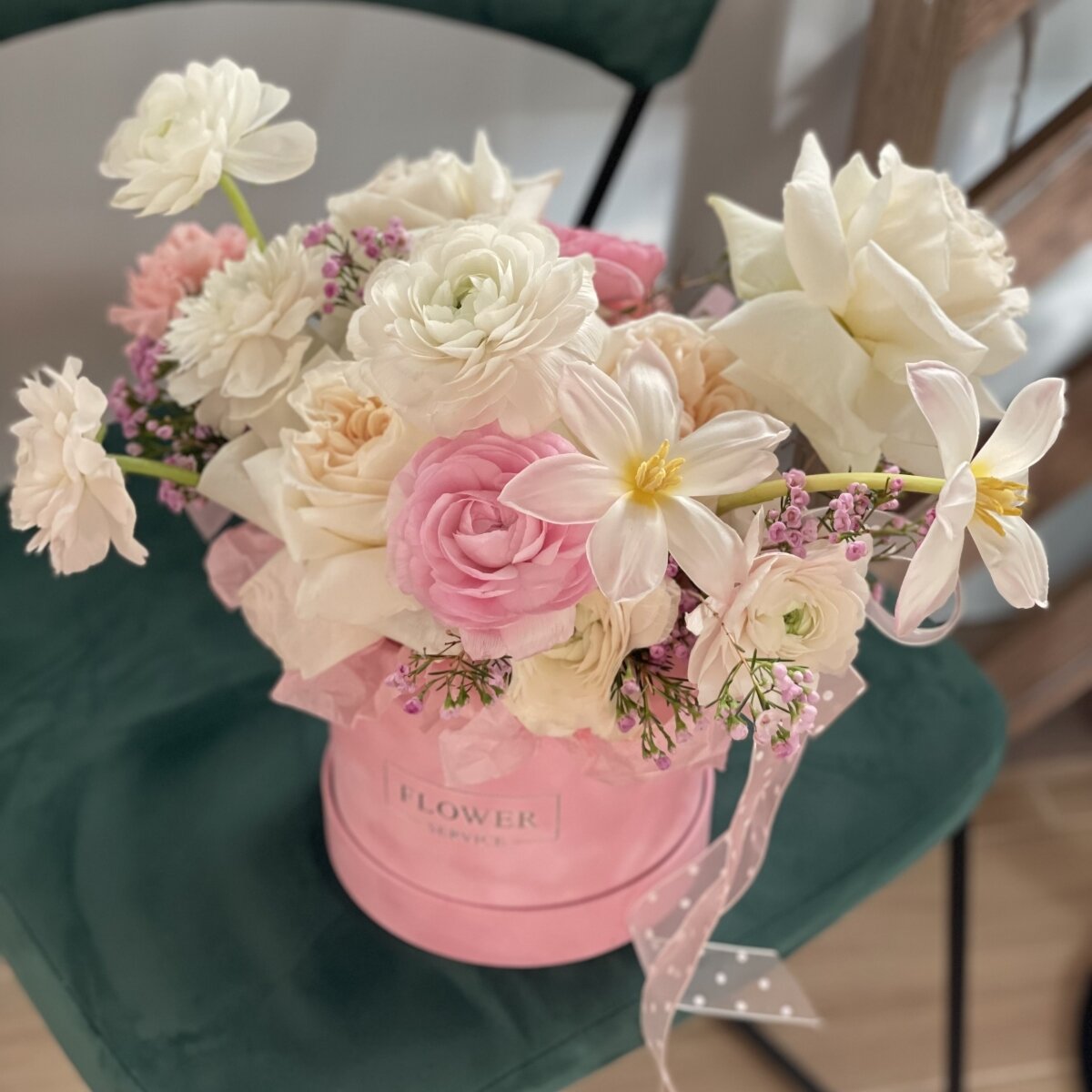 Коробка Пандора из тюльпанов, ранункулюсов, роз сорта Охара и хамелациума