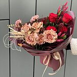 Букет Малибу из роз сорта капучино, илекса, скиммии, диантуса и лагуруса