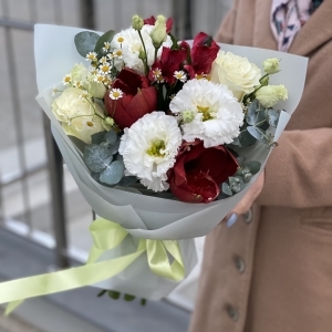 Букет Венето из амариллиса, эустомы целебрик, альстромерии, танацетума и роз