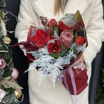 Букет Альма из амариллиса, амарантуса, протеи, скиммии, аспагаруса и тюльпанов